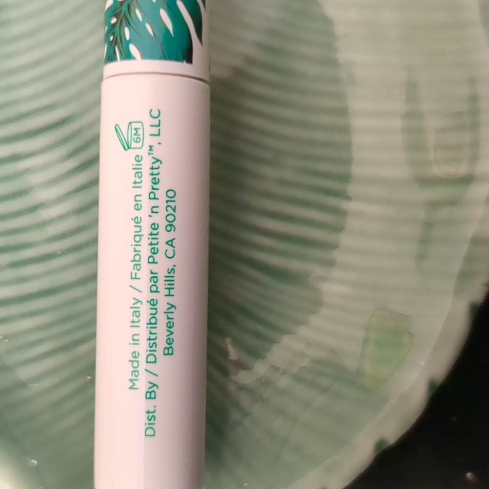 Volumizing Mascara - Picture 3 of 3